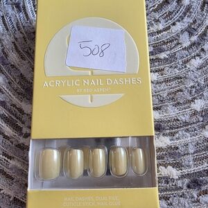 Red Aspen Acrylic Nail Dashes in Yellow